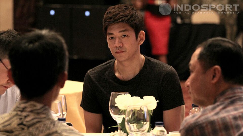 Bintang bulutangkis Korea Selatan, Lee Yong Dae (tengah) saat penandatanganan kontrak bersama klub Musica Champions Kudus, di Jakarta. Copyright: &copy; Herry Ibrahim/INDOSPORT